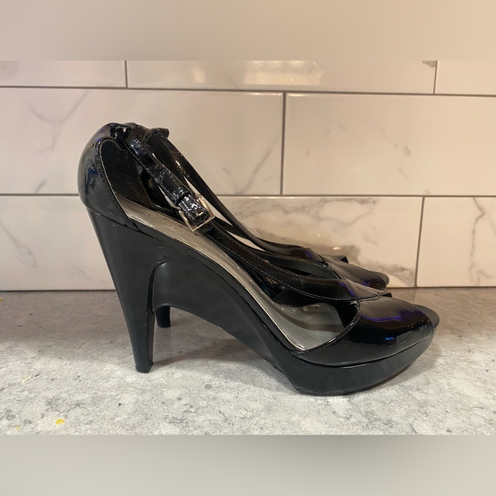 Sexy BCBGIRLS Black Patent Leather Heels! Size 9B 38 Peep toe !